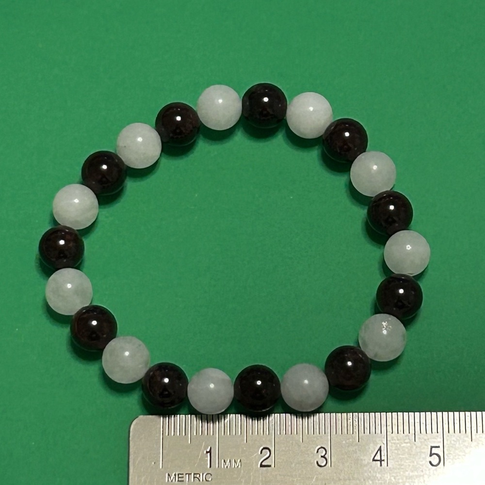 handmade beaded bracelet - white jade and red garnet - Picture 3 of 6